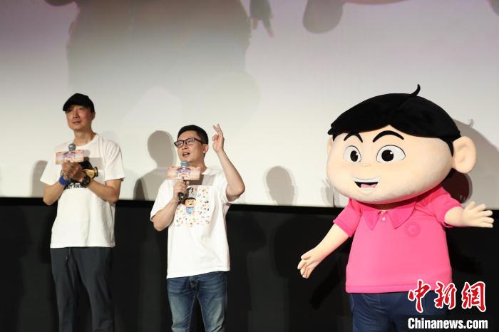 图为导演王云飞(左二)、漫画原著阿桂(左一)在现场讲述创作心得。　蒋启明 摄
