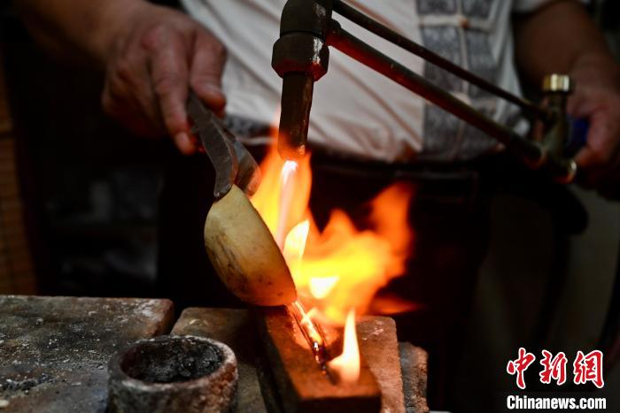 广西侗族老人纯手工打造银饰40年精美作品成“抢手货”
