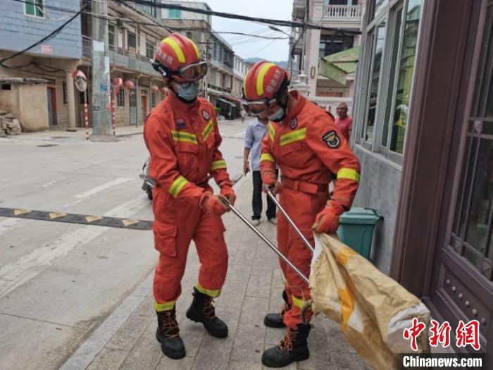 福建居民家中捕蛇。　林竞 摄