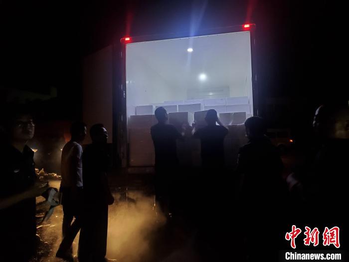 执法人员查获违禁渔获物近2500公斤 李明 摄 执法人员查获违禁渔获物近2500公斤 李明 摄