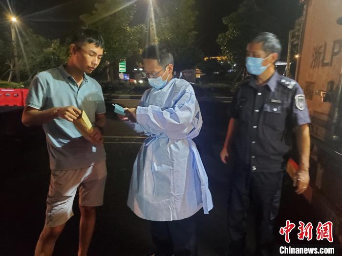 执法部门严厉打击非法销售 李明 摄 执法部门严厉打击非法销售 李明 摄