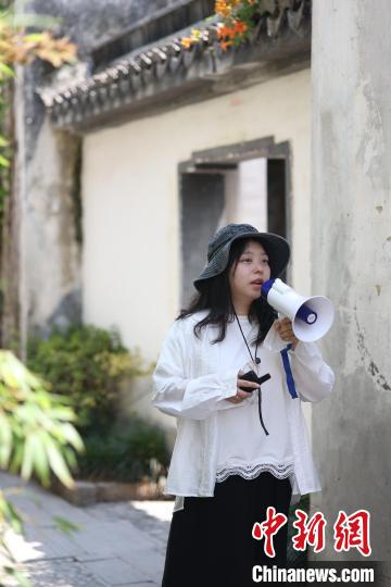 娄岑在工作中 受访者 供图 娄岑在工作中 受访者 供图