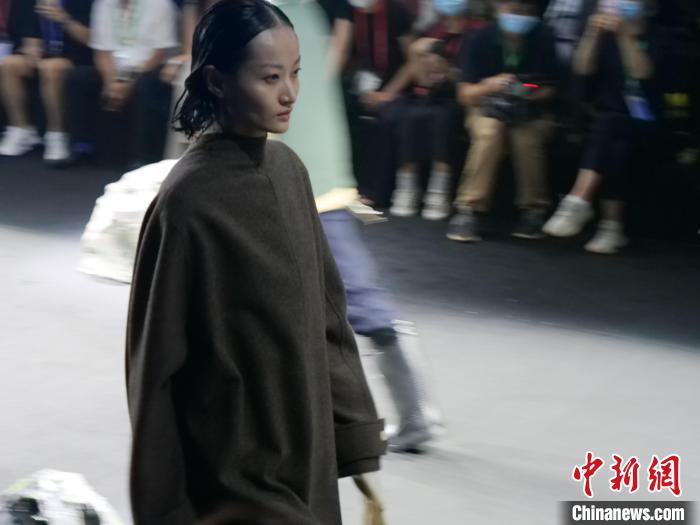 海南昌江“黎锦织山海”主题时装秀压轴亮相消博会时装周