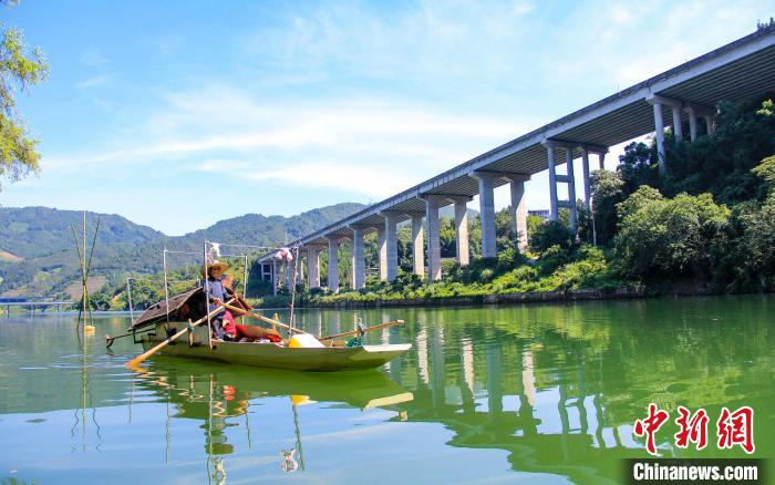广西百岁渔家女:传统打渔变手艺表演日子越过越有奔头