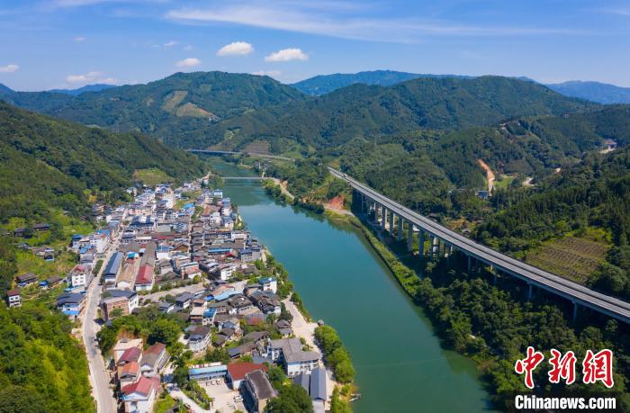 图为无人机航拍的瓢里镇。 何利民 摄 图为无人机航拍的瓢里镇。 何利民 摄