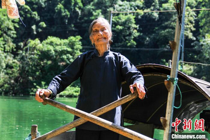 图为唐二妹划着双桨,在浔江打渔。 杨宗盛 摄 图为唐二妹划着双桨,在浔江打渔。 杨宗盛 摄