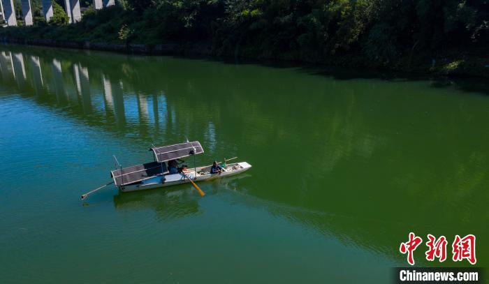 图为无人机航拍的唐二妹在浔江打渔。 何利民 摄 图为无人机航拍的唐二妹在浔江打渔。 何利民 摄