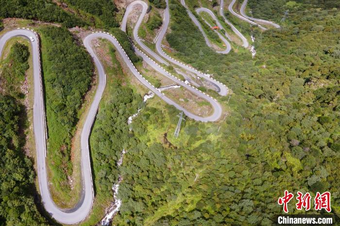 图为西藏错那县勒布沟盘山公路与电力设施。　江飞波 摄