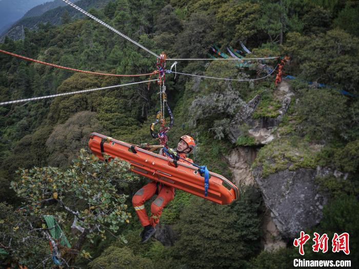 救援实战训练的横渡现场。　西绕拉翁 摄