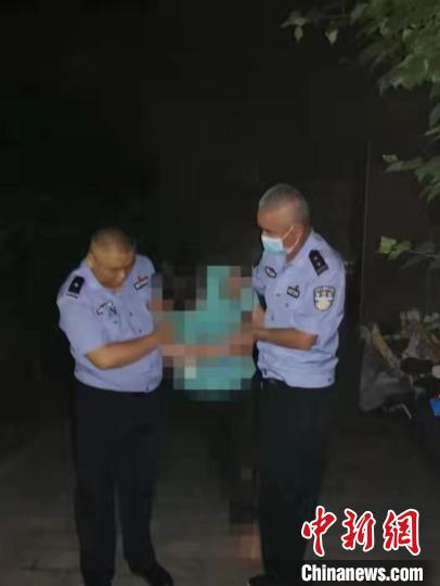 山西太原：警察携手消防员徒手接住坠楼少年