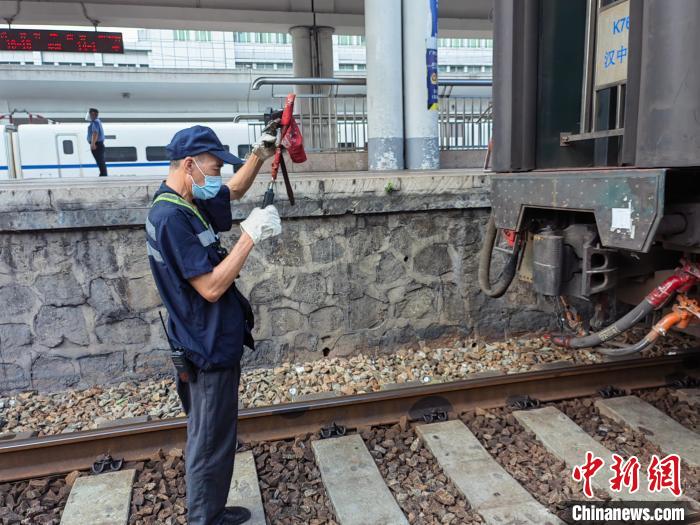 列检人谢伟明入路42年：站好暑运最后一班岗