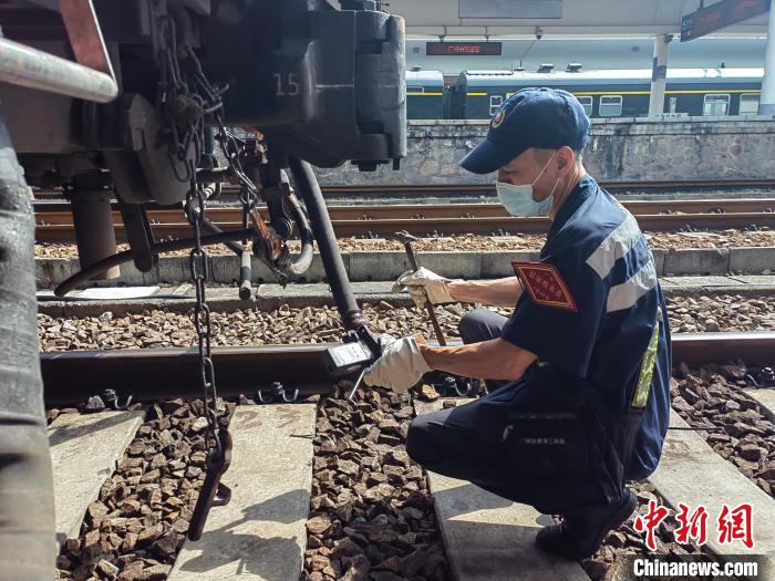 谢伟明核对车辆尾部风压 丁阳华 摄