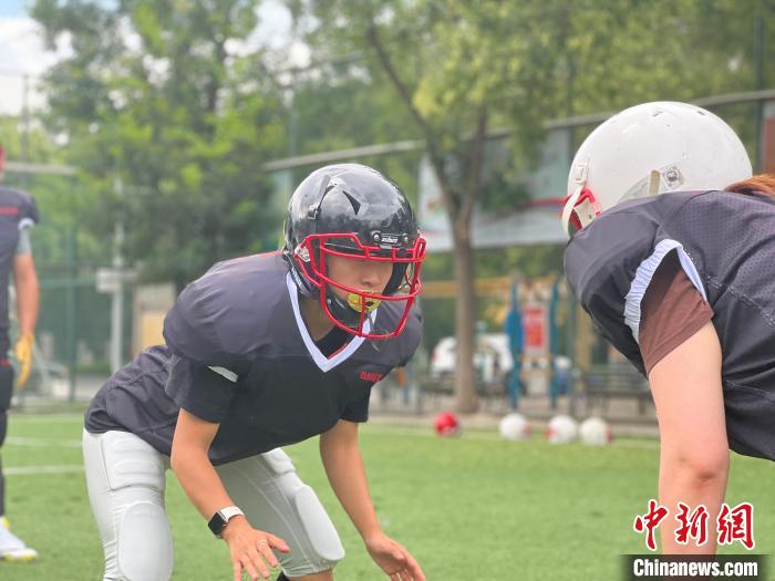 两位女队员进行对抗训练。　李嘉诚 摄