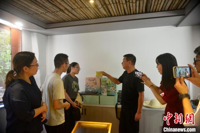 洪村村书记蒋贤福为乡村运营体验师介绍洪村农文旅产品。　孙新尖 摄