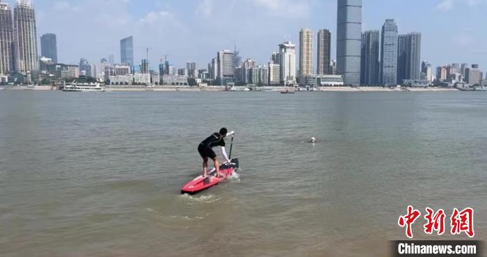 图为武汉市武昌区退役军人“长江卫士”志愿服务队1日正在开展帆板救人演练 武一力 摄