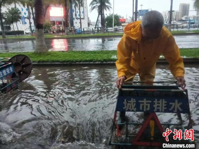 图为陈清琪在台风天气中排水。　陈清琪供图