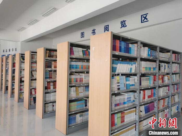 山西吕梁希望用3年到5年时间，构建起高质量基础教育体系。图为山西临县某中学图书馆。　高瑞峰 摄