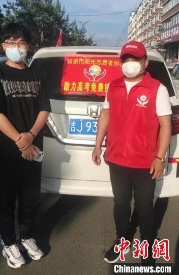 邓基光(右)参加志愿者工作。　桑月颖 摄