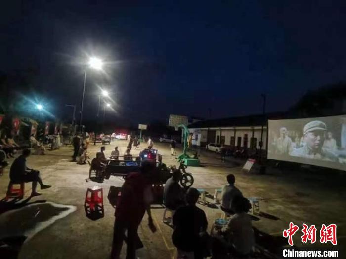 村民在广场上看电影 沈烨冰 供图