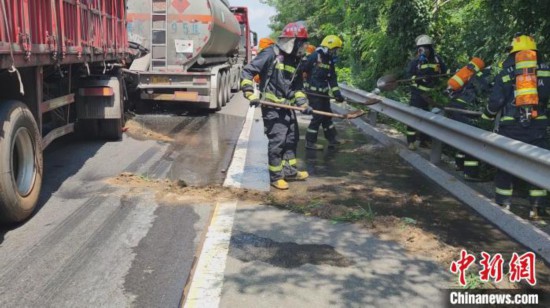 青银高速山西晋中段：载运30吨甲醇的罐车泄漏险情已排除