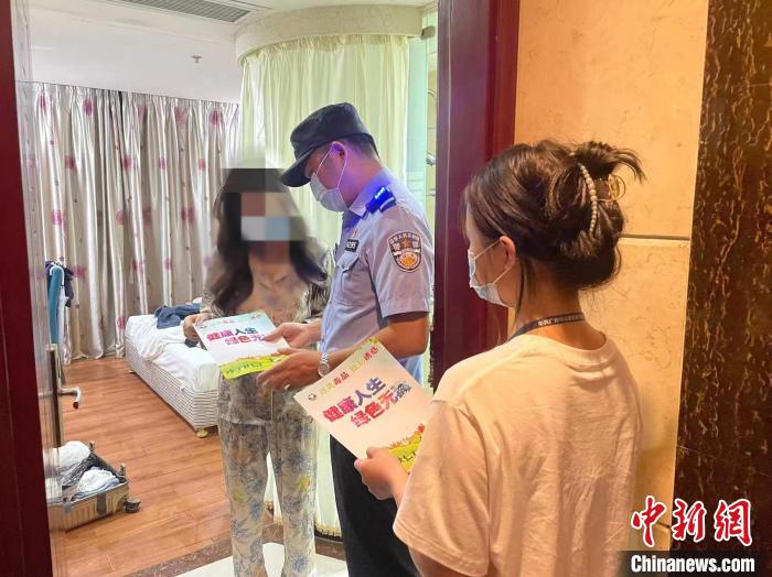 广州警方组织开展禁毒专项整治集中夜查统一行动。　广州市公安局 供图