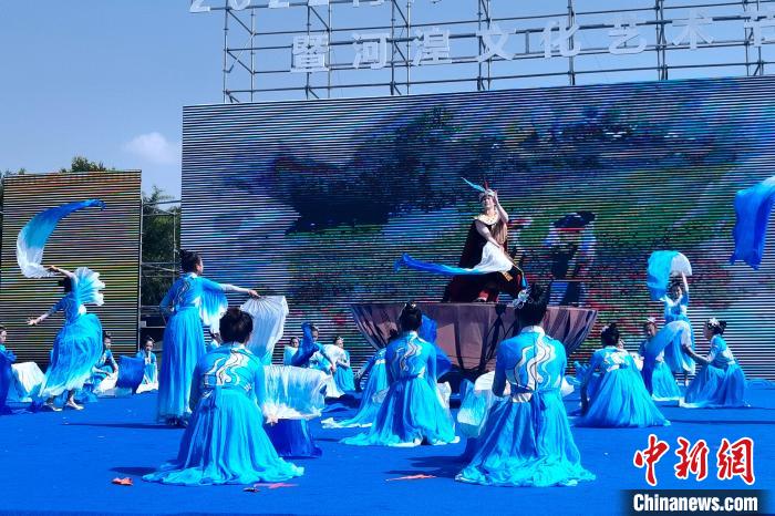 图为开幕式文艺演出现场。 李隽 摄 图为开幕式文艺演出现场。 李隽 摄