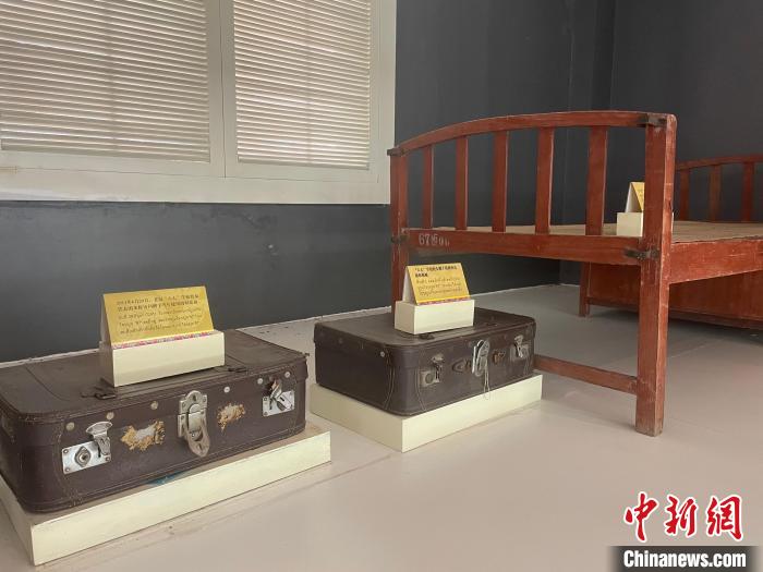 图为老挝学生曾使用的物品。　黄令妍 摄
