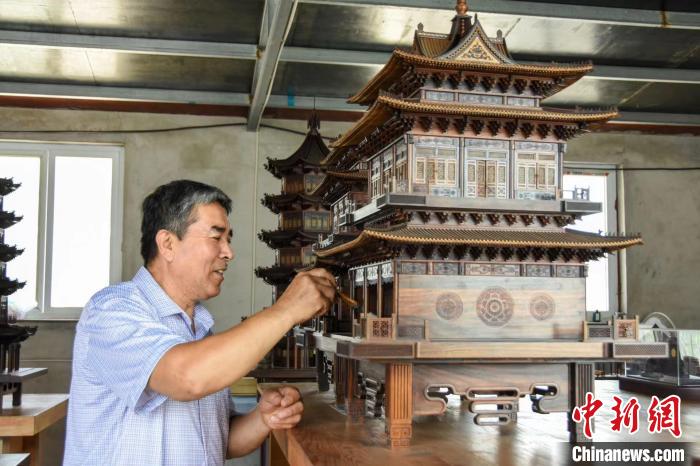 张树增创作的微雕古建筑作品。　赵亮 摄