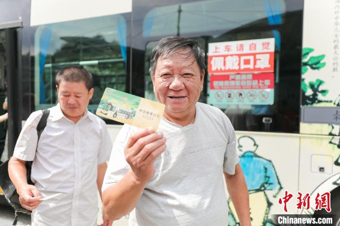 乘客体验“慈孝公交”活动，并拿到公交纪念车票。　主办方供图