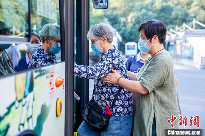 乘客体验“慈孝公交”活动。　主办方供图