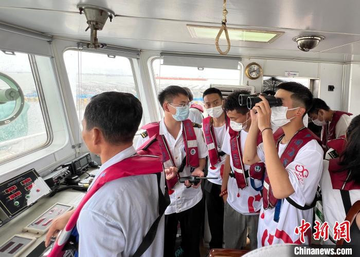 海事工作人员讲述航海知识 陈慧 摄