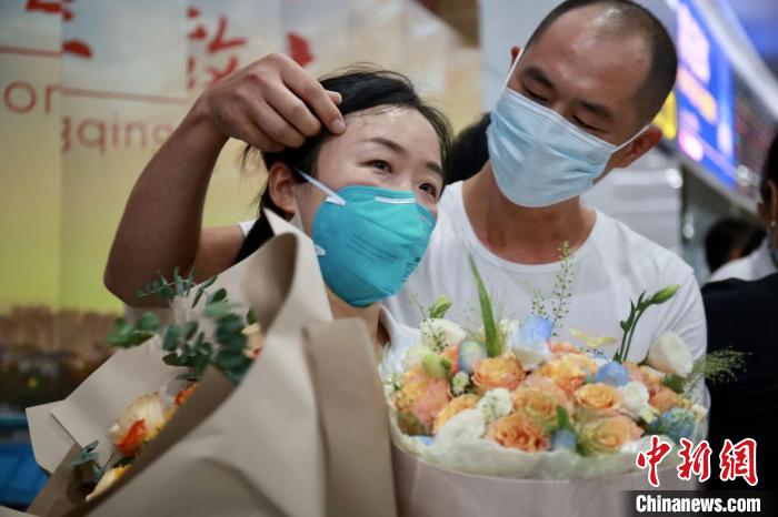 第11批援巴布亚新几内亚中国医疗队员与家人合影。　重庆市卫生健康委供图
