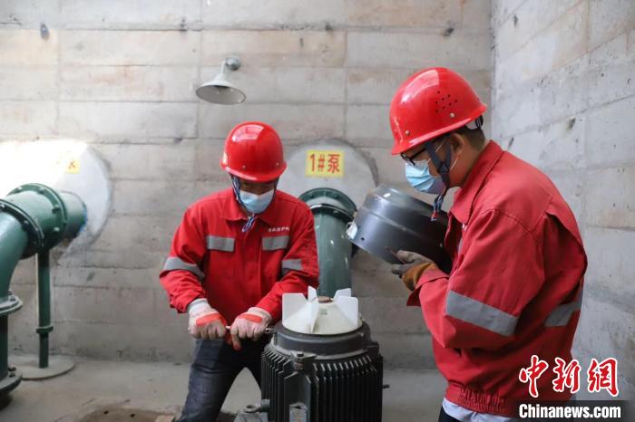 图为邢台市城市排水防涝工作人员检修排水泵。(资料图) 河北省住房和城乡建设厅供图