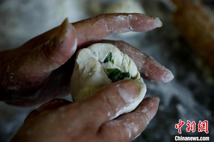 应晓伟对于烧饼用料从不马虎 吴建勋 摄 摄