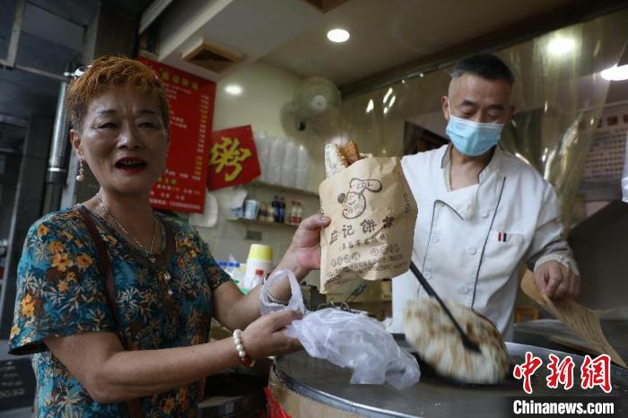 【十年@每一个奋斗的你】烧饼炉后的奋斗人生：“小人物”坚守26年谱写致富经