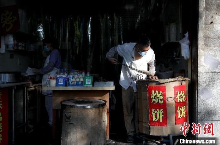 应晓伟夫妻俩正在忙碌当中 吴建勋 摄 摄