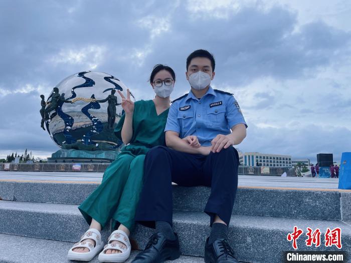广西“95后”警医伉俪携手驰援北海抗疫：防护服成最美情侣装