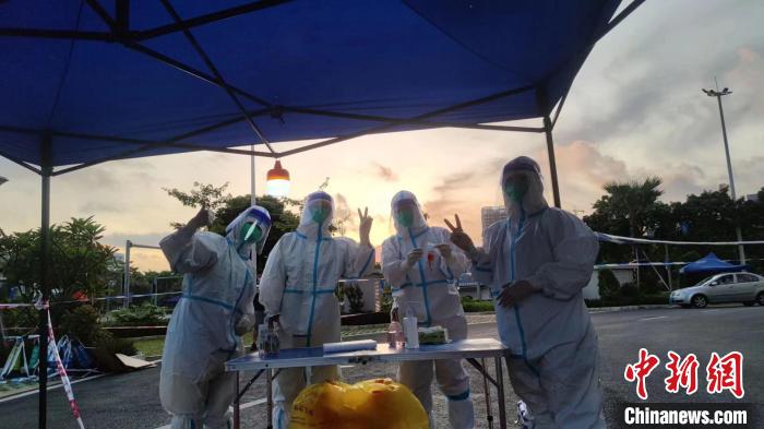 黄雨霏与同事的工作照。　受访者供图