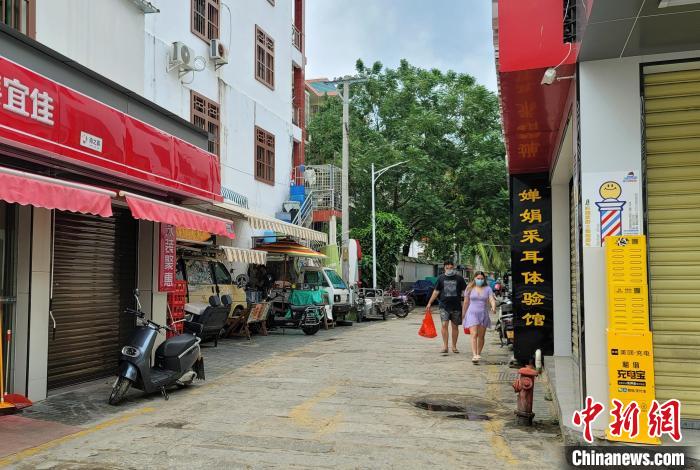 三亚后海的滞留外籍旅客。　王晓斌 摄