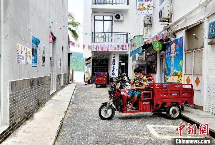 在后海开餐厅的凯撒，筹划为滞留的中外旅客提供外卖服务。　王晓斌 摄