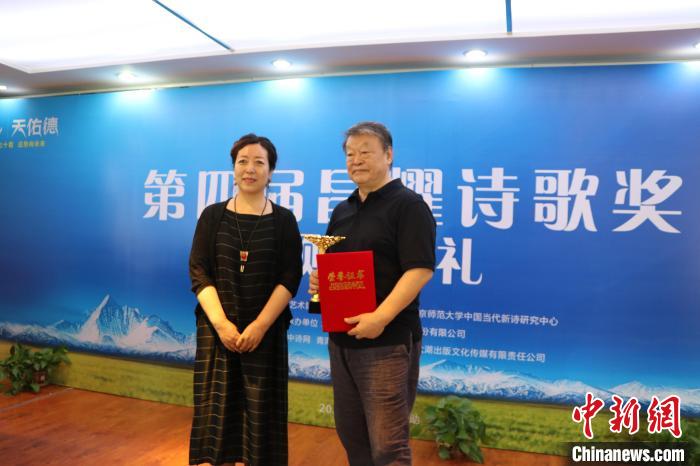 图为青海省作协主席梅卓为唐晓渡颁奖。 青海省文联供图 图为青海省作协主席梅卓为唐晓渡颁奖。 青海省文联供图