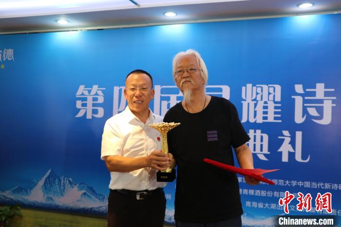 图为青海互助天佑德青稞酒股份有限公司董事长李银会为多多颁奖。 图为青海互助天佑德青稞酒股份有限公司董事长李银会为多多颁奖。