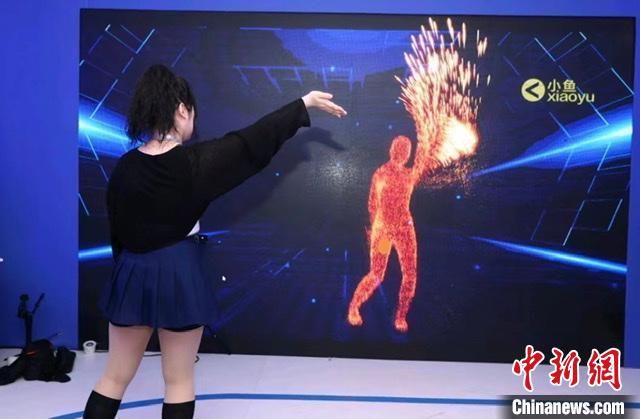 参观者在感受数字交互产品的乐趣。 南京文化产业协会供图 参观者在感受数字交互产品的乐趣。 南京文化产业协会供图