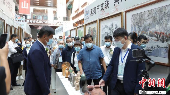 黑河市地域特色展品亮相文博会 邵清泉 摄 黑河市地域特色展品亮相文博会 邵清泉 摄