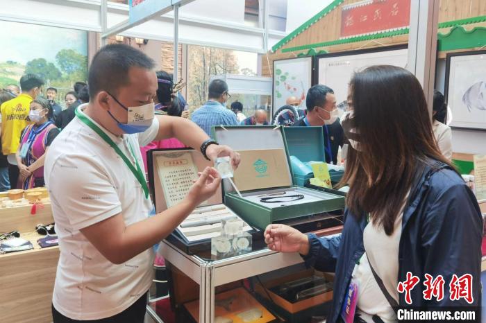 中国健康好乡村项目展出的地域特产和文创产品 王琳 摄 中国健康好乡村项目展出的地域特产和文创产品 王琳 摄