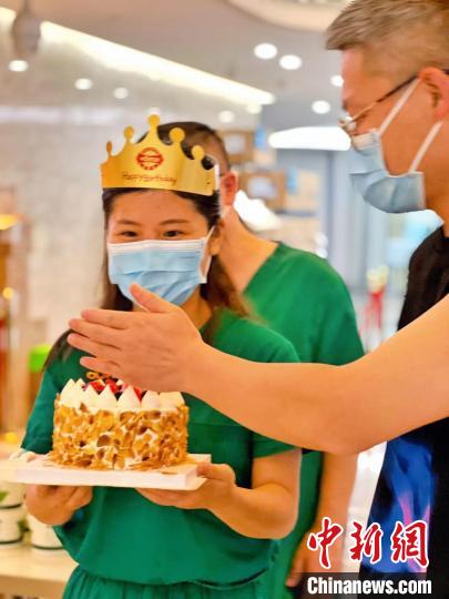 援琼医疗队后勤保障工作人员为张秀花准备生日惊喜。　张秀花供图