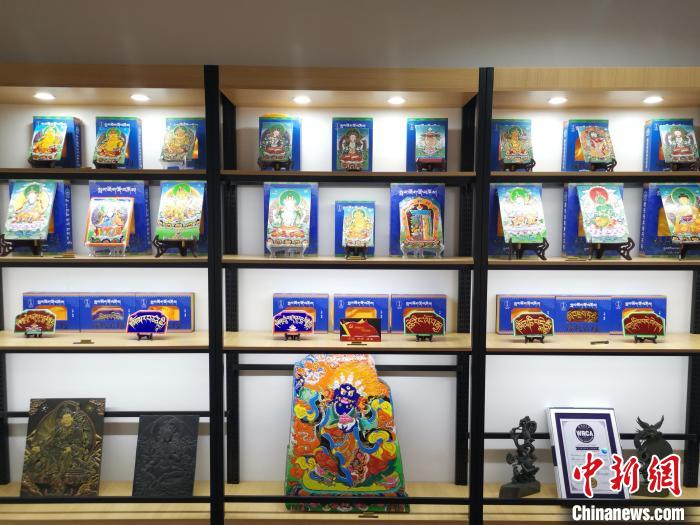 现场展出的石刻作品。 单鹏 摄 现场展出的石刻作品。 单鹏 摄