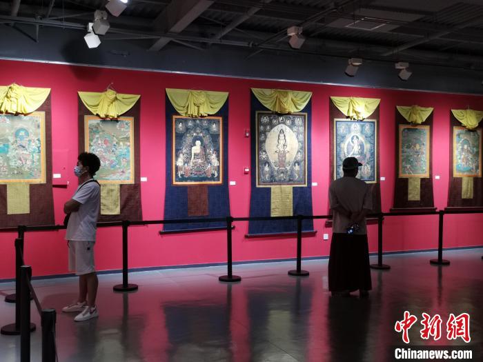 观众参观唐卡。 单鹏 摄 观众参观唐卡。 单鹏 摄