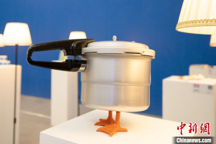 图为谐音梗“鸭力锅”(压力锅)。 黄维正 摄 图为谐音梗“鸭力锅”(压力锅)。 黄维正 摄