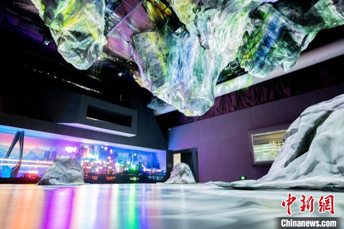 图为上下倒置的千里江山图。 黄维正 摄 图为上下倒置的千里江山图。 黄维正 摄